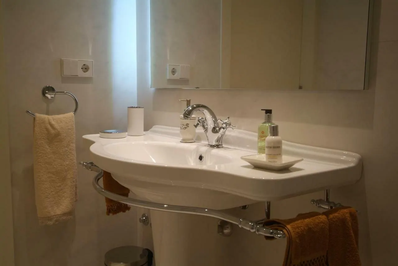 Beautifully Furnished Luxury Apartment In Barri Vell, Girona